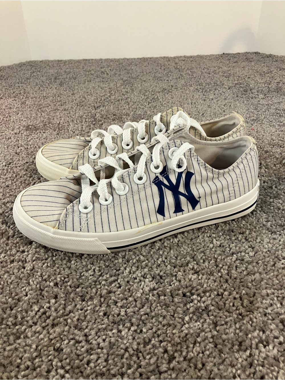 New York Yankees MLB Row One Shoes Size W-5.5 M-4